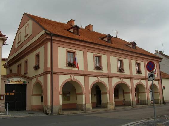 Soubor:Radnice (Lysá nad Labem), Husovo nám. 1, Lysá nad Labem.JPG – Wikipedie