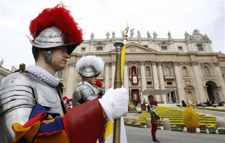 Vatikánští hodnostáři mě sexuálně obtěžovali, tvrdí švýcarský gardista