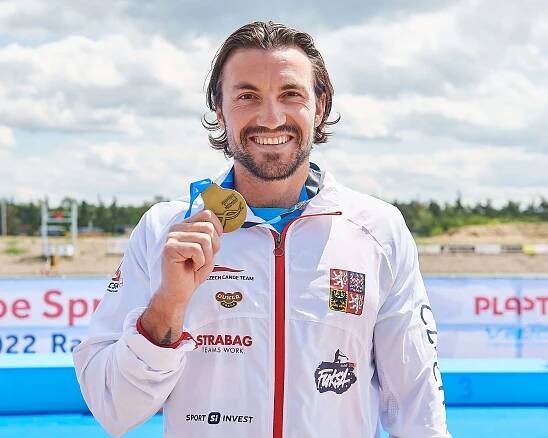 Fuksův zlatý double. Po pětistovce vyhrál v Račicích i olympijský kilometr.