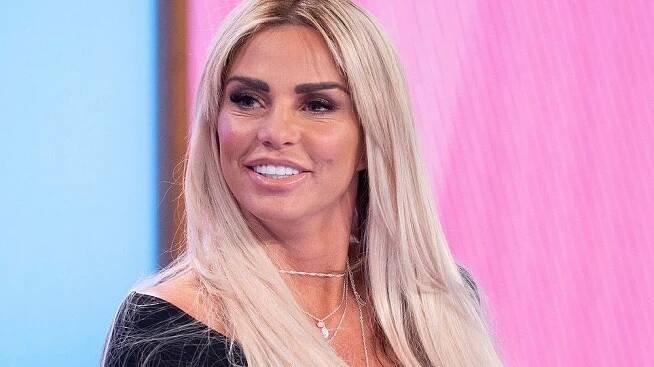 Slávomanka Katie Price provokuje diamantovým prstenem! Ještě není rozvedená a už chce zasnoubení na kamery - Super.cz