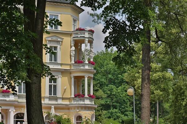 Kráčeli zde Beethoven, Goethe i Němcová, Františkovy Lázně lákají k promenádám