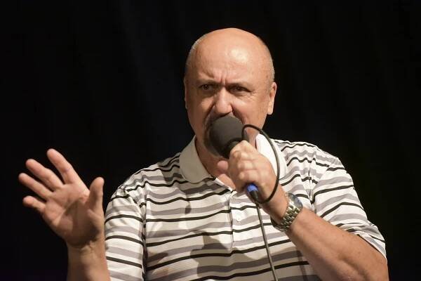 Podívejte se: Jan Nedvěd mladší s kapelou rozezpíval sál společenského domu