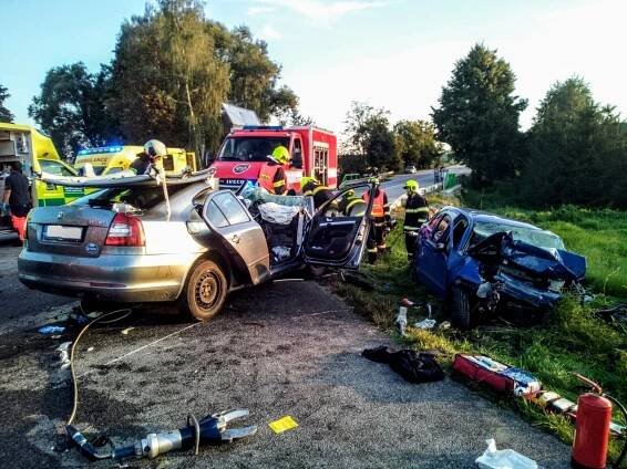 Na Krumlovsku se srazila dvě osobní auta. Zemřeli tři lidé