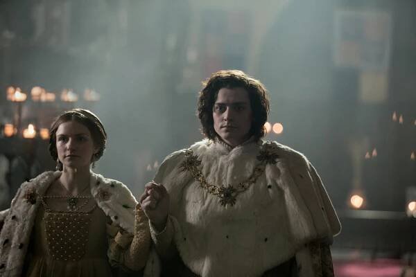 Bílá královna - Z filmu - Faye Marsay, Aneurin Barnard