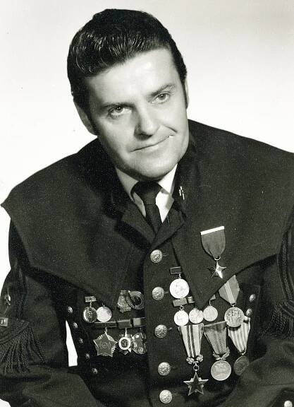 V roce 1985 dostal vyznamenání Hrdina socialistické práce
