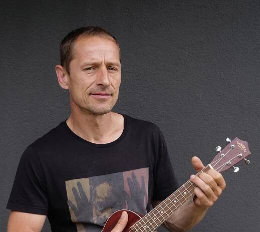 Matěj Homola z Wohnoutů napsal učebnici, jak se naučit hrát na ukulele! - Maxibulvar