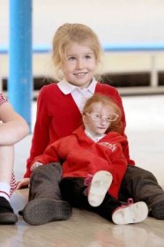Obdivuhodný "skřítek": Z nejmenší dívky světa je školačka!
