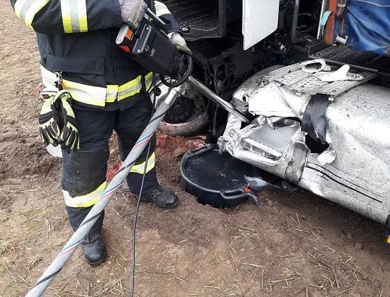 Silnici na Svitavsku blokuje nehoda kamionu a osobního auta