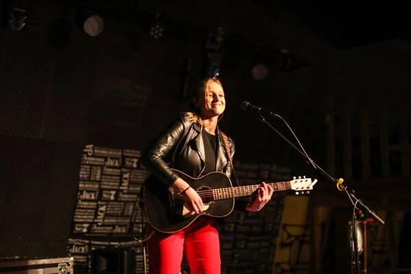 Fotoreport: Hudba na pomoc: Jakub Děkan, Anna Julie Slováčková & Tereza Balonová 9. 12. 2022 - KlonDike