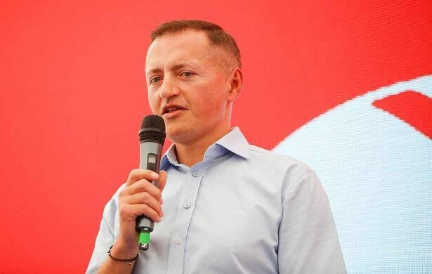 Dědek cinká měšcem pro stavbu nové arény. Na závodišti. Pozemky ale patří městu