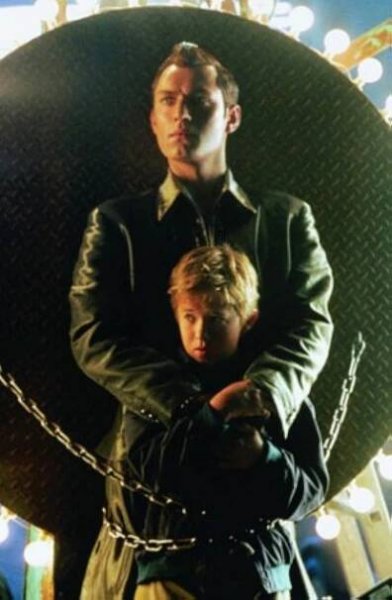 Jude Law and Haley Joel Osment in A.I. Umělá inteligence (2001)