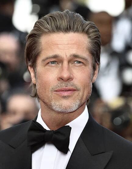 Kdepak ten Brad Pitt, to je fešák, i když roznáší s maskou jídlo potřebným. Víc než jeho dobročinnost totiž o uplynulém víkendu všichni řešili nový účes, který herec při té příležitosti poprvé ukázal.