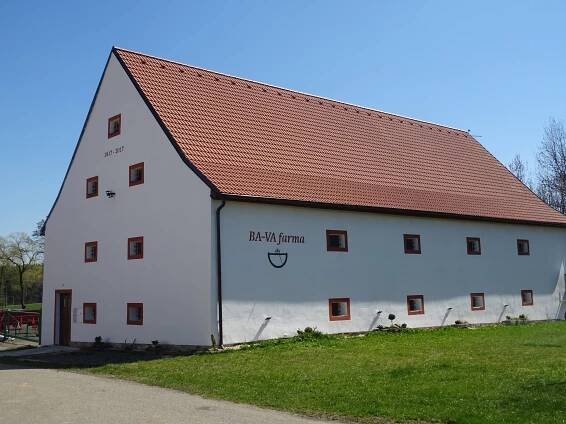 Soubor:Olší, dům na návsi - bývalá sýpka.jpg
