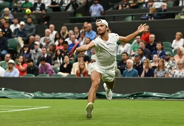 Macháč v prvním kole Wimbledonu nestačil na favorita Norrieho, další české zápasy odsunul déšť