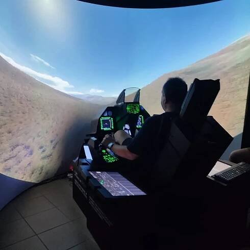 Letecký simulátor stíhačky F16 jako dárek | Adrop.cz