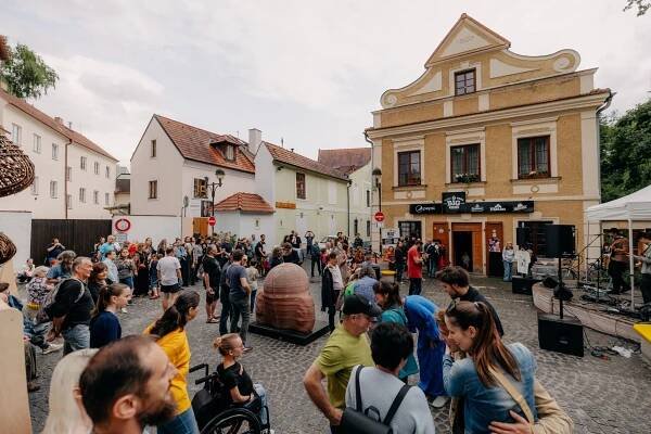 Komentované procházky: Přístupné sochy v rámci Umění ve městě | Reconnect 