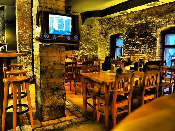 2× burger s masem i bez: výběr ze 4 druhů a hranolky či americké brambory