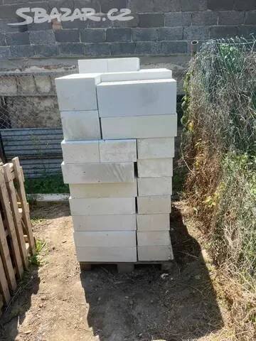 Stavební material
