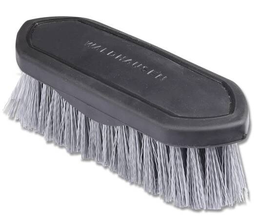 Kartáč na koně z umělých materiálů