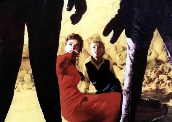 Kino. Invasion Vom Mars, Invaders From Mars, Invasion Vom Mars, Invaders From Mars, Helen Carter, Jimmy Hunt Dr. Blake (Helen Carter) versucht dem kleinen David (Jimmy Hunt) zu helfen, der von Marsmenschen bedroht wird., 1953. (Photo by FilmPublicityArchive/United Archives via Getty Images)
