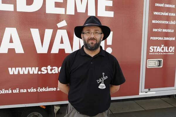 „Mladá a pohledná“ byla v maskérně nejdéle ze všech, řekl o Nerudové asistent europoslance. Teď musí na kobereček