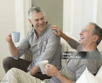 Starší muži si vychutnávají šálek kávy - Bez autorských poplatků Senioři - Dospělý jedinec Stock fotka