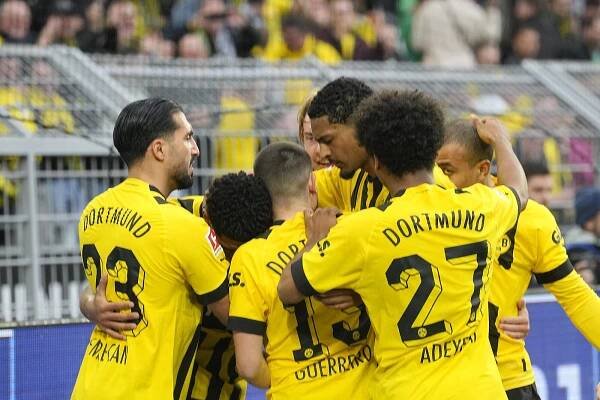 Dortmund rozstřílel fotbalisty Frankfurtu a vede bundesligu. Bayern podlehl Mohuči