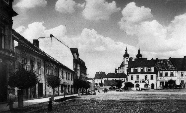 Budišov nad Budišovkou, jižní a západní strana náměstí Republiky s průhledem ke kostelu a faře; 1955 (sbírka Jiřího Fiedlera).