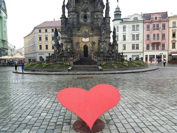 Instalace květinové výzdoby na Sloupu Nejsvětější Trojice na Horním náměstí v Olomouci. 10. června 2020