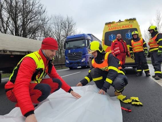 Hrozivá srážka vozidel v Karviné. Řidiče vyprošťovali hasiči, vrtulník v akci