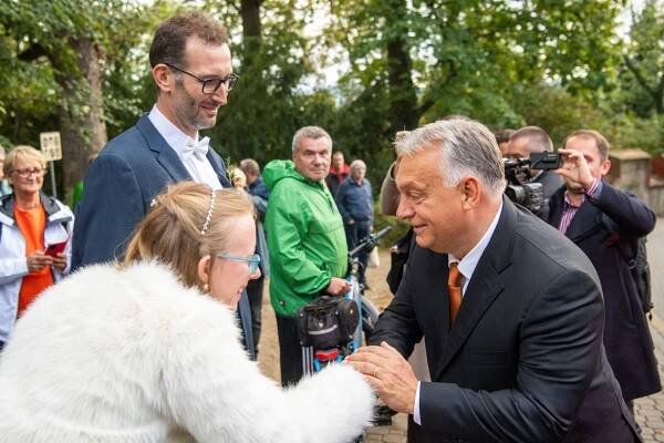 Do Hluboké nad Vltavou dorazil i maďarský premiér Viktor Orbán, který stihl spontáně popřát novomanželům v zámeckém parku. 