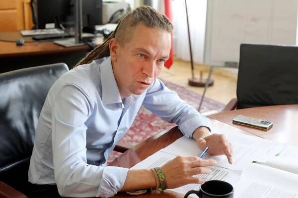 Pirátský ministr pro místní rozvoj Ivan Bartoš vysvětloval premiérovi Petru Fialovi, proč má digitalizace stavebního...