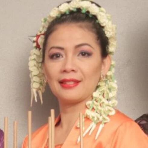 Leni Landweer Angklung workshop voor kinderen City of Cultures Festival Indonesie 2021