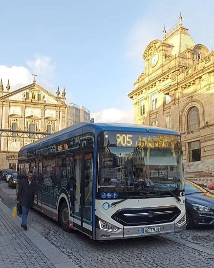 Od poslední nedávné návštěvy se rozšířila rodina čínských elektrobusů Zhongtong, které nyní potkáte na mnoha linkách portského dopravního podniku STCP. Zde například poblíž historické budovy koncového vlakového nádraží Sao Bento v centru.