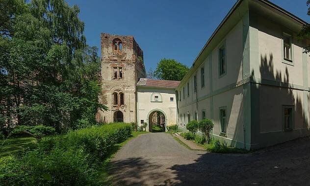 Photos - Světce,brána mezi ruinou kláštera a zámkem. - 02.07.2015