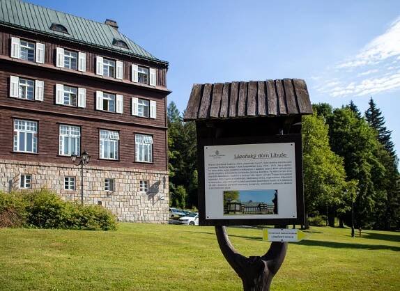 Lázně Karlova Studánka – malebná architektura a čistá příroda Jeseníků | PrimaVylety.cz