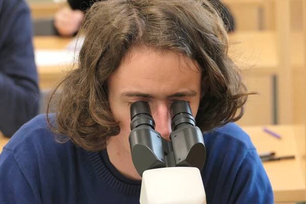 FOTO: Studenti zkusili odběr krve nebo dojení krav, asistovali i u pitvy selete
