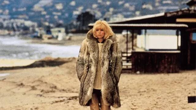 Mireille Darcová ve filmu Ledová ňadra (1974)
