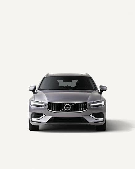 Čelní pohled na Volvo V60 v bílém prostředí studia. 