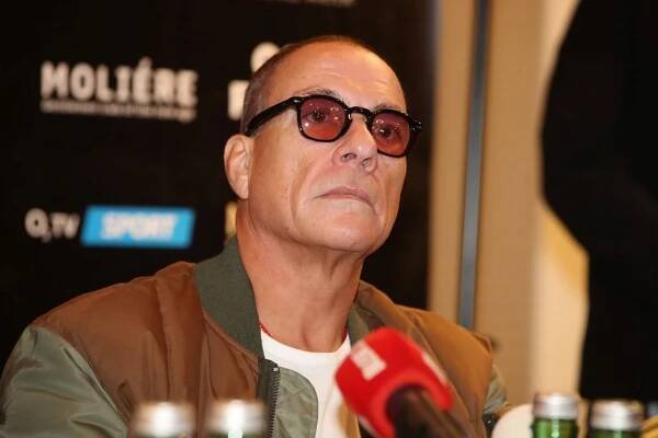 Jean-Claude Van Damme (63) v Praze: Úsměvy, podpisy a nadšení z obrazu!
