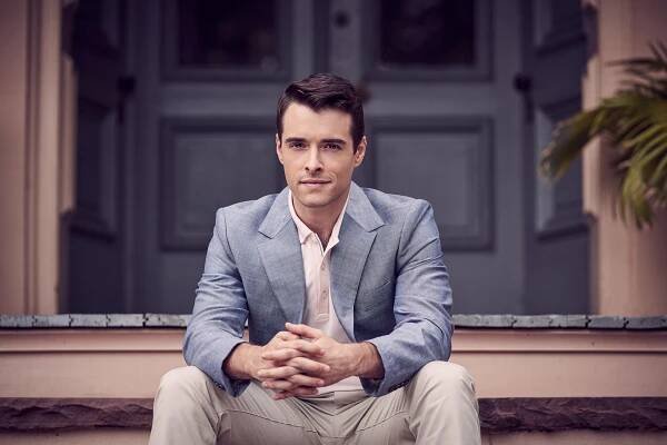 Nechutně bohatí - Promo - Corey Cott