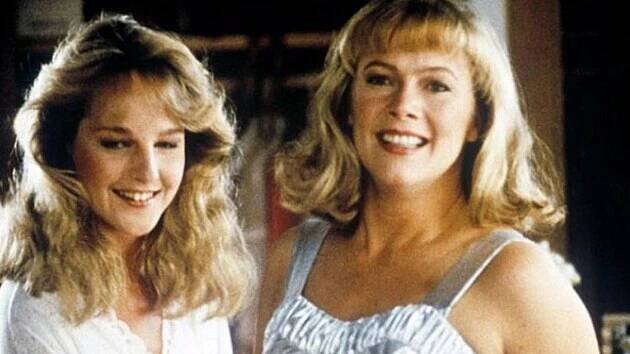Helen Huntová a Kathleen Turnerová ve filmu Peggy Sue se vdává (1986)