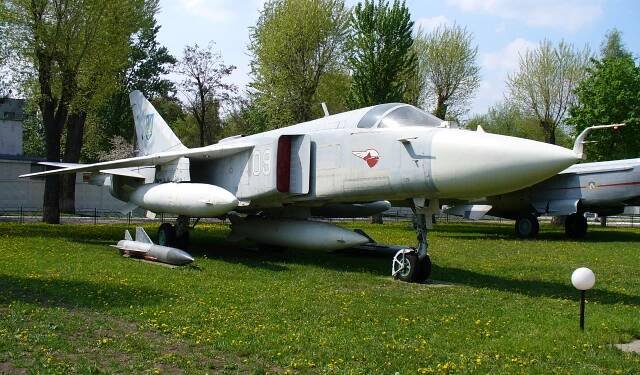 Soubor:Sukhoi Su-24 2007 G3.jpg – Wikipedie