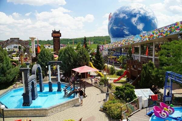 Nákupy ve Freeport Hatě i zábavní park Merlinův dětský svět s více než 200 atrakcemi: 1denní výlet