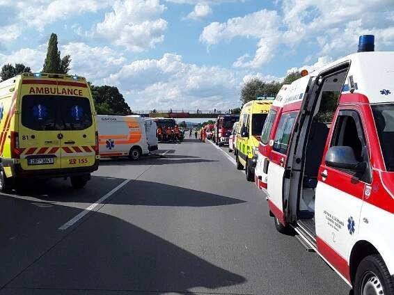 Tragická nehoda dvou autobusů na dálnici D2