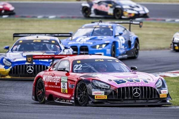 Auer odjel nedělní závod s poškozeným vozem po kontaktu s Wittmannem - True Racing
