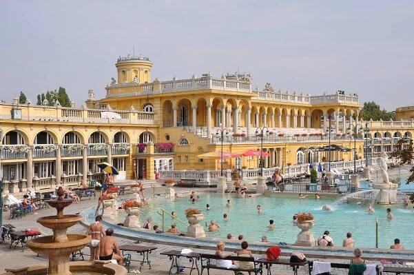 Soubor:Budapest Széchenyi Baths R01.jpg – Wikipedie