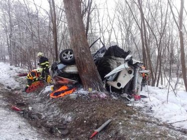 Tragická nehoda na D10: Náraz do stromu, požár a smrt