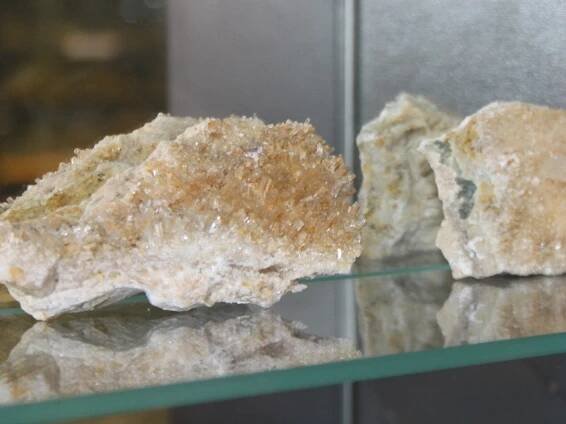FOTO: Nové muzeum minerálů mají na náměstí ve Velharticích