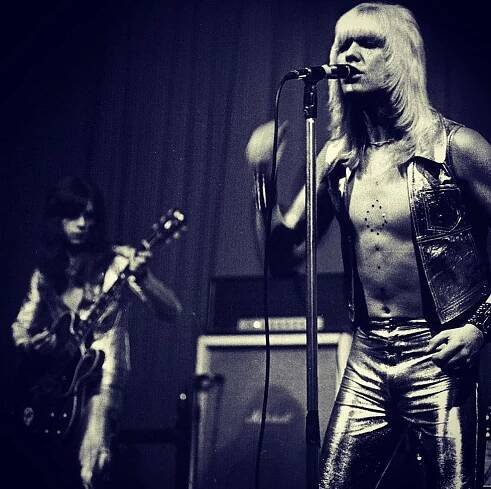 Zemřel baskytarista legendární glamrockové kapely The Sweet Steve Priest (†72)